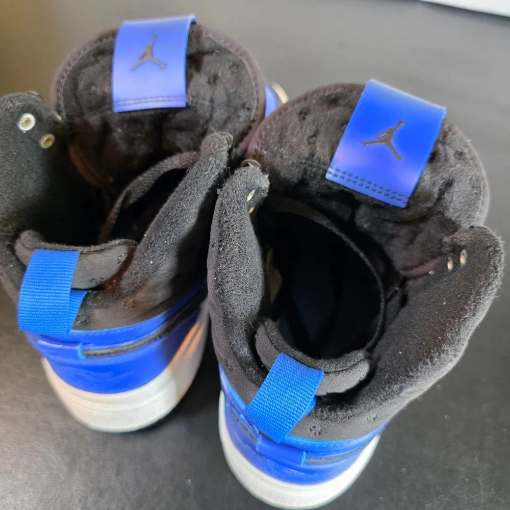 Nike features black
